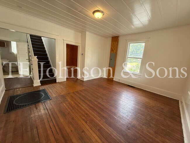 Photo - Spacious 4 bedroom near downtown Winston! House