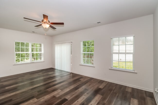 Building Photo - 6215 Woodland Cir, Charlotte, NC