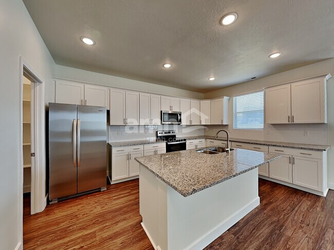 Building Photo - 1369 White St