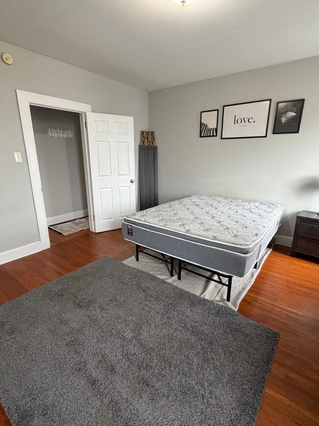 Building Photo - 460 E Market St