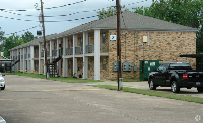 Building Photo - Colonial West