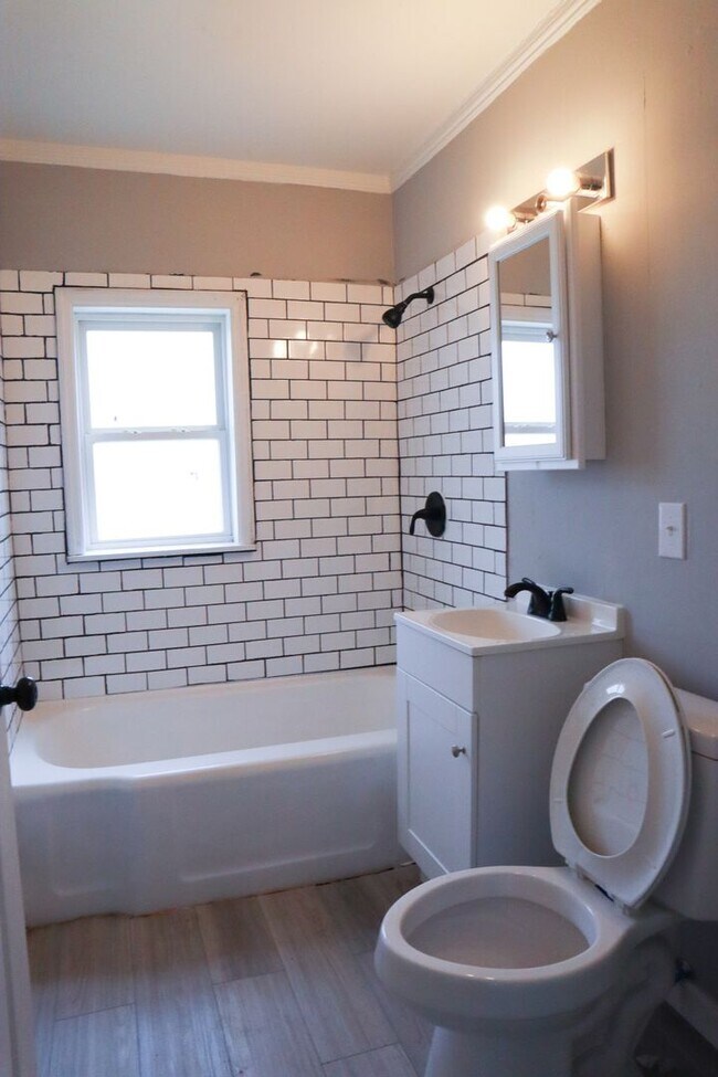 Foto del edificio - Modern Charm on Waverly: Renovated 3-Bed H...