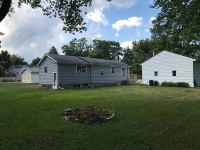 Foto del edificio - 916 Burris Ave