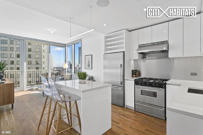 Building Photo - 430 Albee Square W