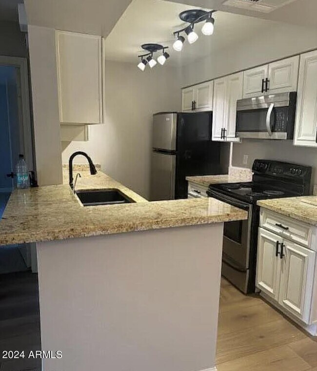 Foto del edificio - 10610 S 48th St