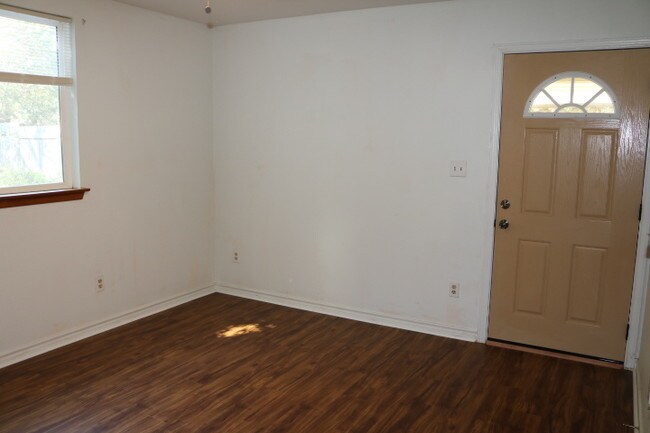 Foto del edificio - 1609 Roberts Ave