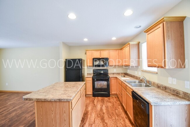 Building Photo - 2-Bedroom, 2.5-Bath Urbandale Townhome with 2-Car Garage & Deck