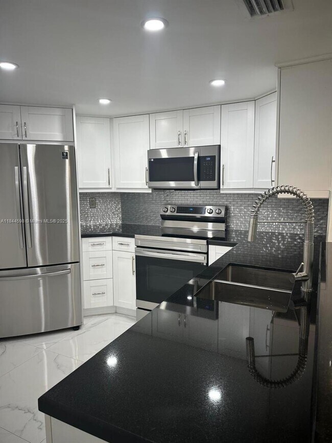 Foto del edificio - 9421 Fontainebleau Blvd
