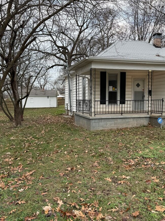 Building Photo - 2 bedroom/1 bath house with 2 car garage