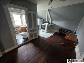 Building Photo - 329 Crossman St