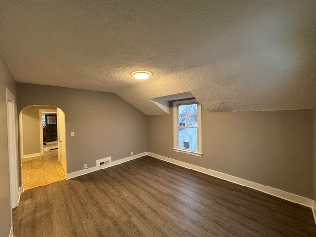 Foto del edificio - 2707 Commercial Ave