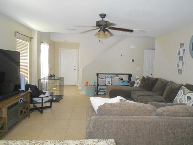 Building Photo - Amazing 4 Bedroom Home in A Prime Location!
