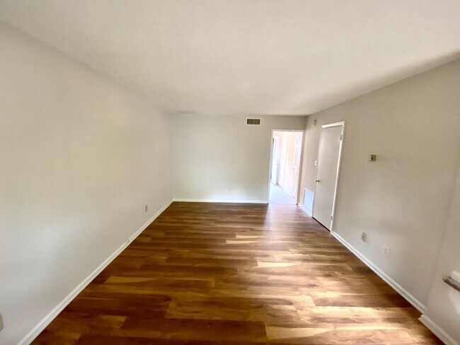 Building Photo - Charming 2-bedroom 1.5-bath home 10 minute...