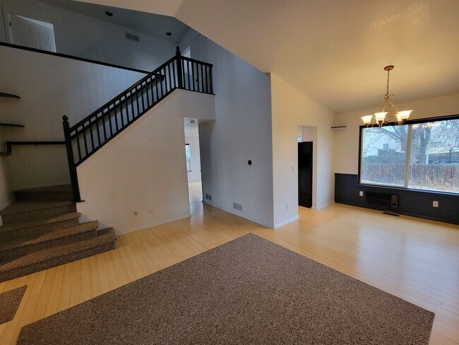 Foto del edificio - Very Well maintained 3 story Home in Longmont with plenty of space in Nelson Park!