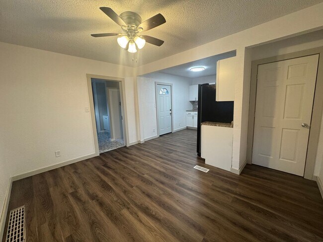 Foto del edificio - Remodeled 4 Bed 2 Bath For RENT