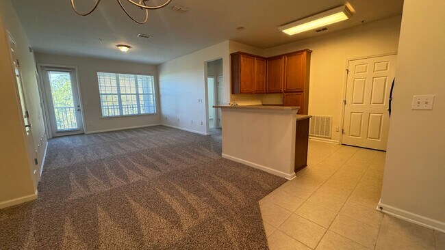 Foto del edificio - 2BR 4th Floor Condo Near St. Johns Town Center. Gated Community. Balcony & Elevator Access!