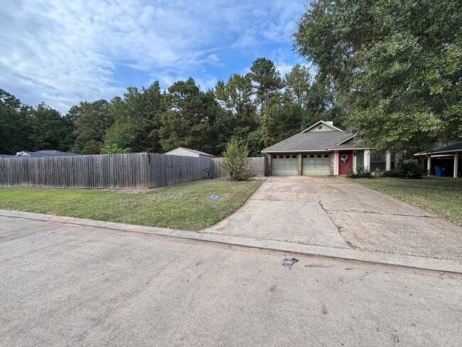 Building Photo - Rare Find in Haughton on double lot with H...