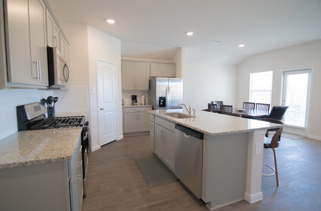 Foto del edificio - Room in House on Briggs Ln