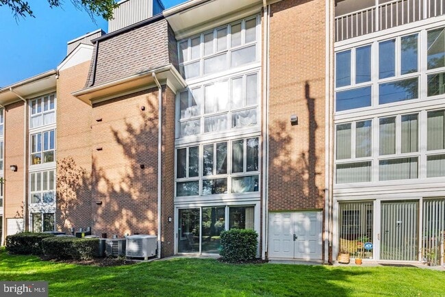 Building Photo - 5717 Brewer House Cir