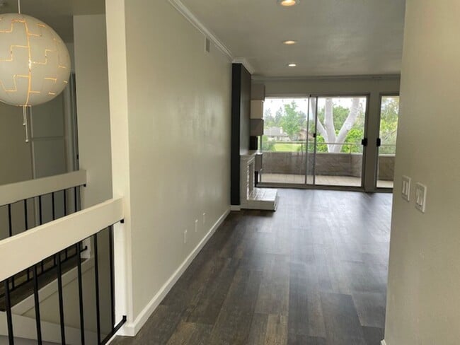 Building Photo - Renovated Townhome in the Laguna Hills