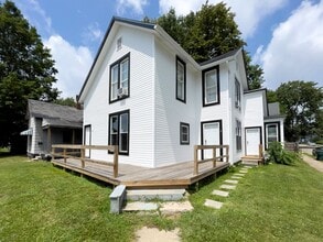 Building Photo - 700 W Powers St