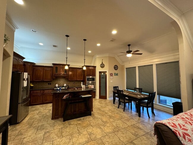 Building Photo - You will love the Floor Plan... Close to B...