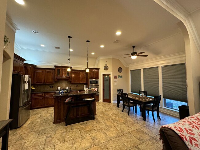 Foto del edificio - You will love the Floor Plan... Close to B...