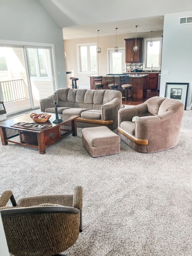 Foto del edificio - 220 Meadow Woods Dr