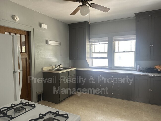 Building Photo - 127 Regan St