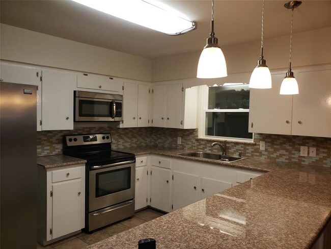 Building Photo - 10047 Westview Dr