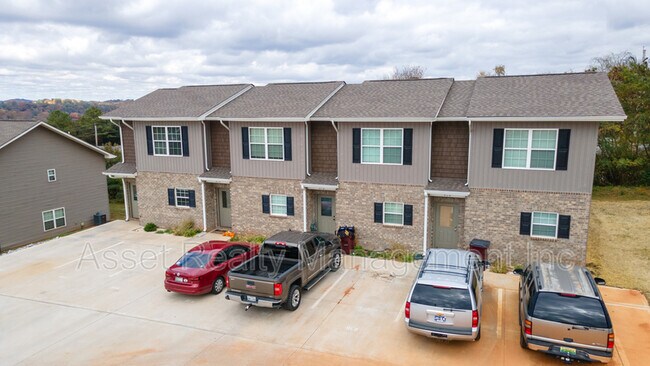 Building Photo - 916 Warrior Hill Dr