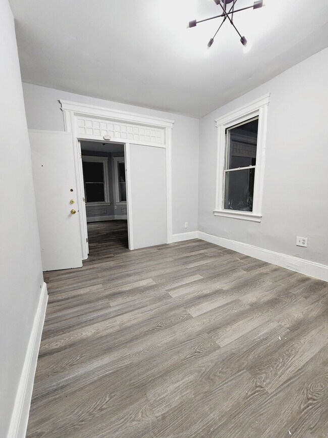 Building Photo - 1086 Bond St