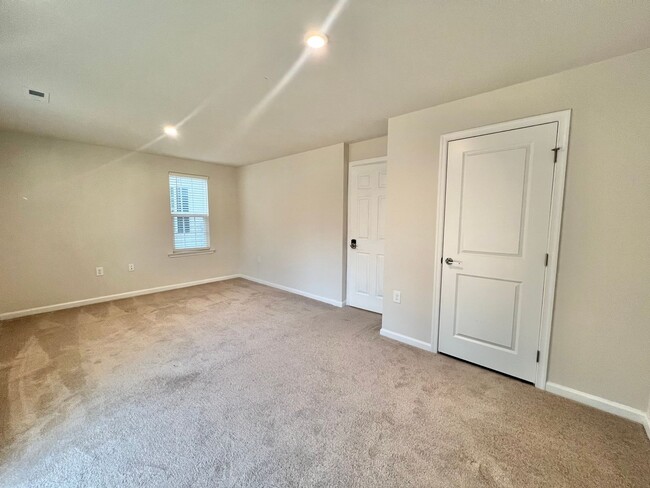 Foto del edificio - Stunning 4BD, 3BA Raleigh Townhome in a Pr...