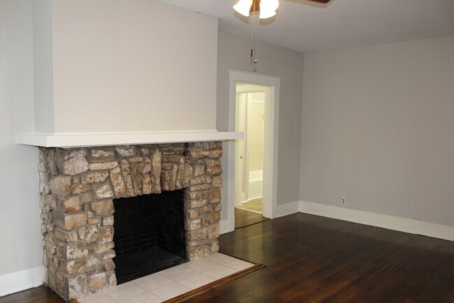 Building Photo - Beautifull Tri-plex located in the heart o...