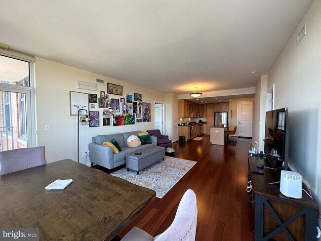 Foto del edificio - 8220 Crestwood Heights Dr
