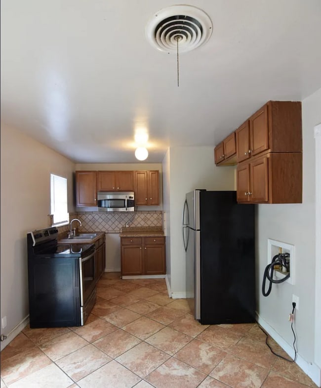 Building Photo - 311 Crockett Dr