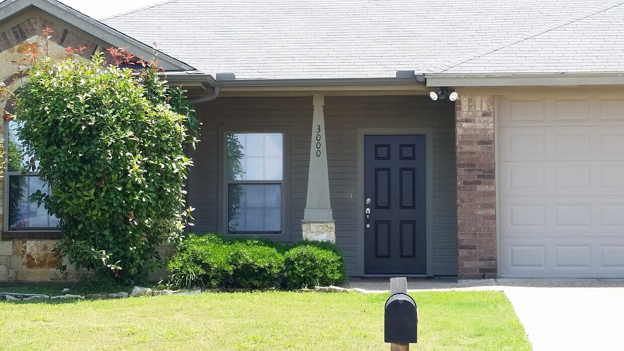 3004 Breton St Unit Breton 3000, Robinson, TX 76706 Room for Rent in