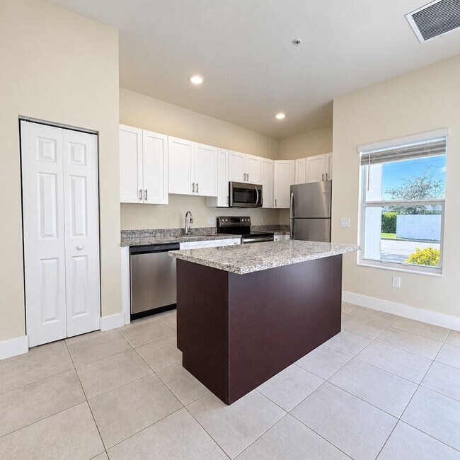 Foto del edificio - 3221-3409-3409 SW 8th Pl
