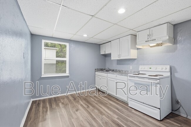 Building Photo - 2215 Riverview Dr