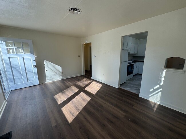 Building Photo - Cozy 2 Bed, 1 Bath House with Updated Floo...