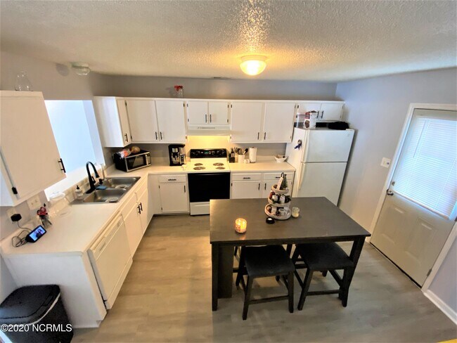 Foto del edificio - 303 Meadowbrook Ln