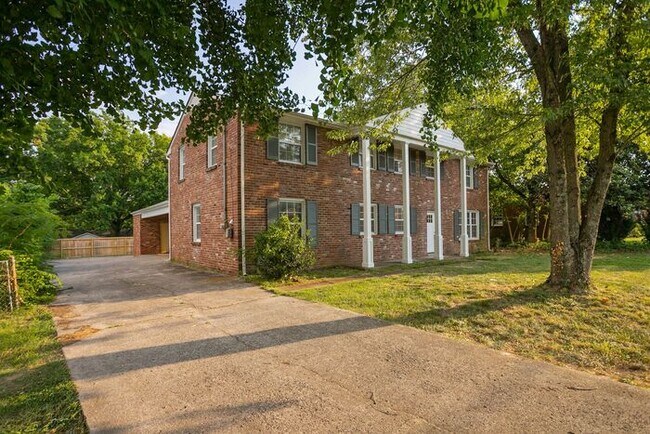 Foto del edificio - Tons of Space in this 4 Bedroom Home