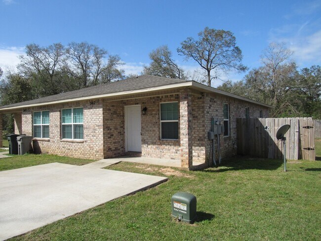 Foto del edificio - West Pensacola Duplex Living — 3BR Home with Open Floor Plan, Eat-In Kitchen, Covered Patio & Low...