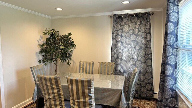 Foto del edificio - 98 Roosevelt Blvd