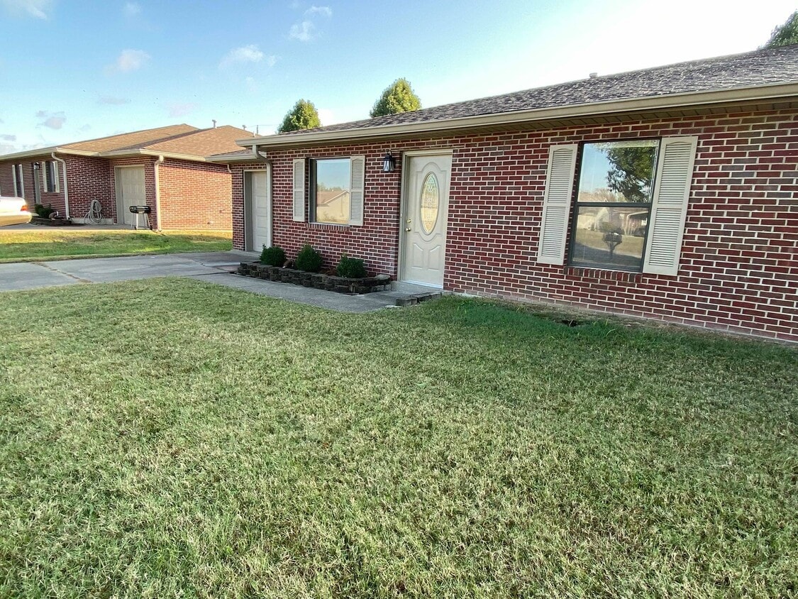 Primary Photo - Oxford Place Apartments