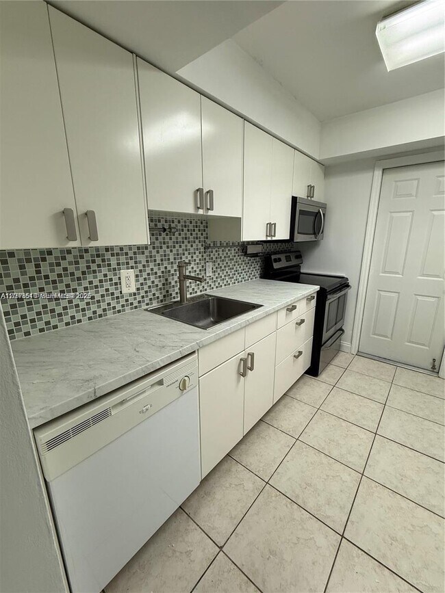 Foto del edificio - 9971 W Bay Harbor Dr