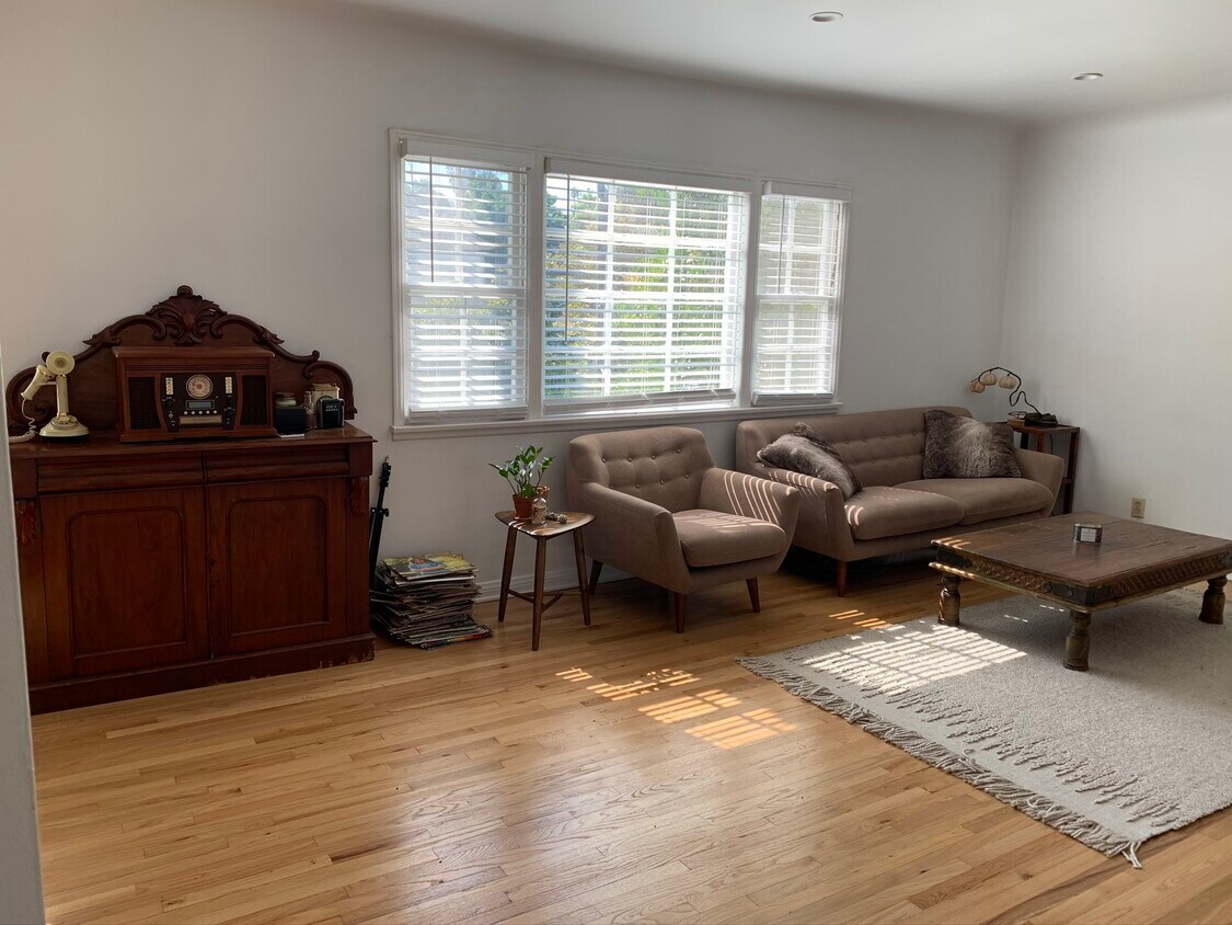 Foto principal - 1756 N Van Ness Ave