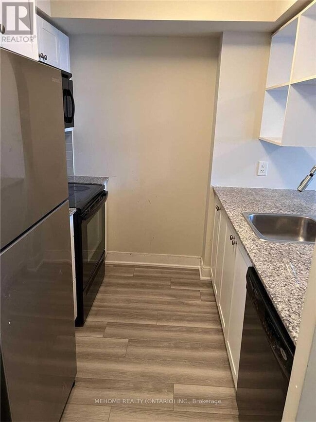 Photo du bâtiment - 135 Village Green Square