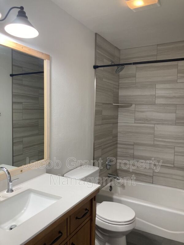 Foto del edificio - 2158 Stace St