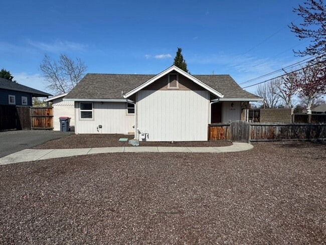 Foto del edificio - WELL MAINTAINED 3 BR HOME- COMFORTABLE, AFFORDABLE & GREAT LOCATION